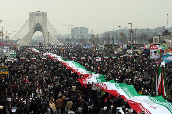 قرائت قطعنامه راهپیمایی سراسری یوم الله 22 بهمن در جمع راهپیمایان