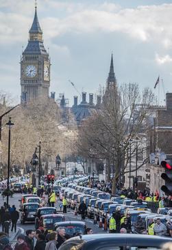 از تجمع مردم برای تماشای مراسم سوزاندن پیکر نخست وزیر سابق نپال تا فرار یک فیل وحشی از جنگل +تصاویر