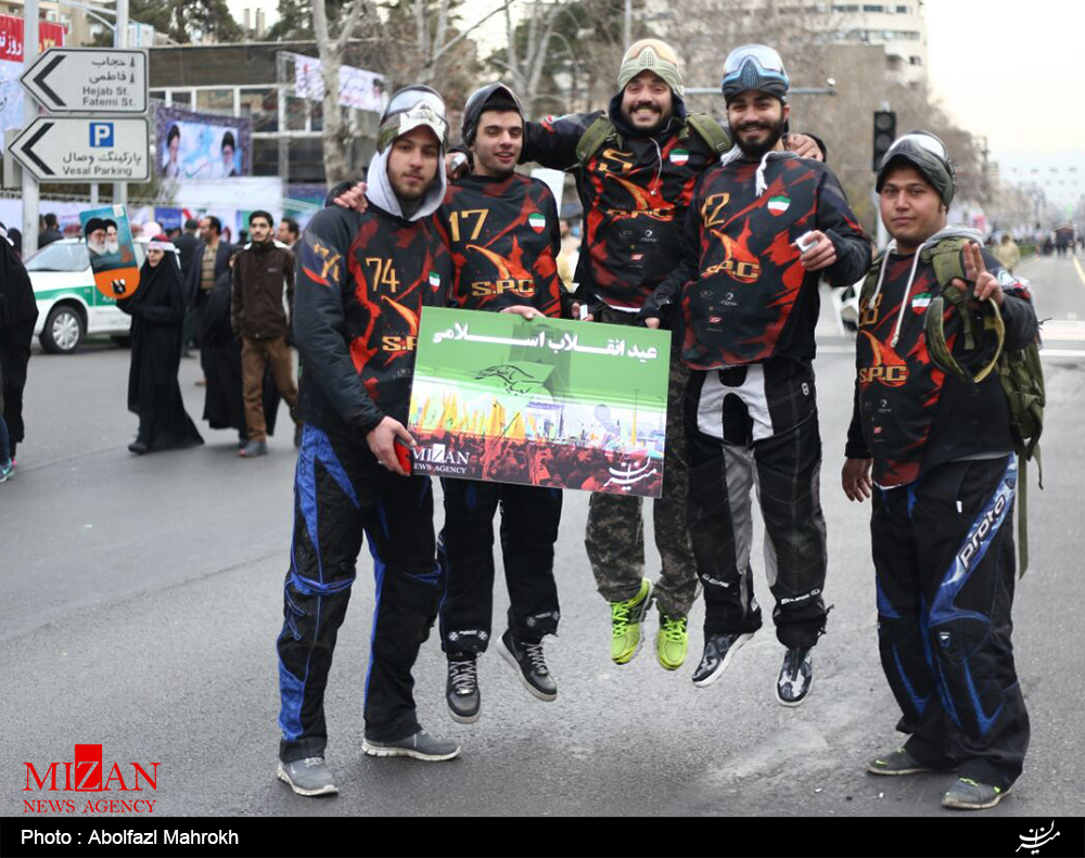 حضور رئیس دستگاه قضا و رئیس جمهور در جمع راهپیمایان تهرانی/ فرمانده نیروی قدس سپاه در میان ارتش میلیونی ایرانی+تصاویر/ قرائت قطعنامه راهپیمایی سراسری یوم الله 22 بهمن ماه