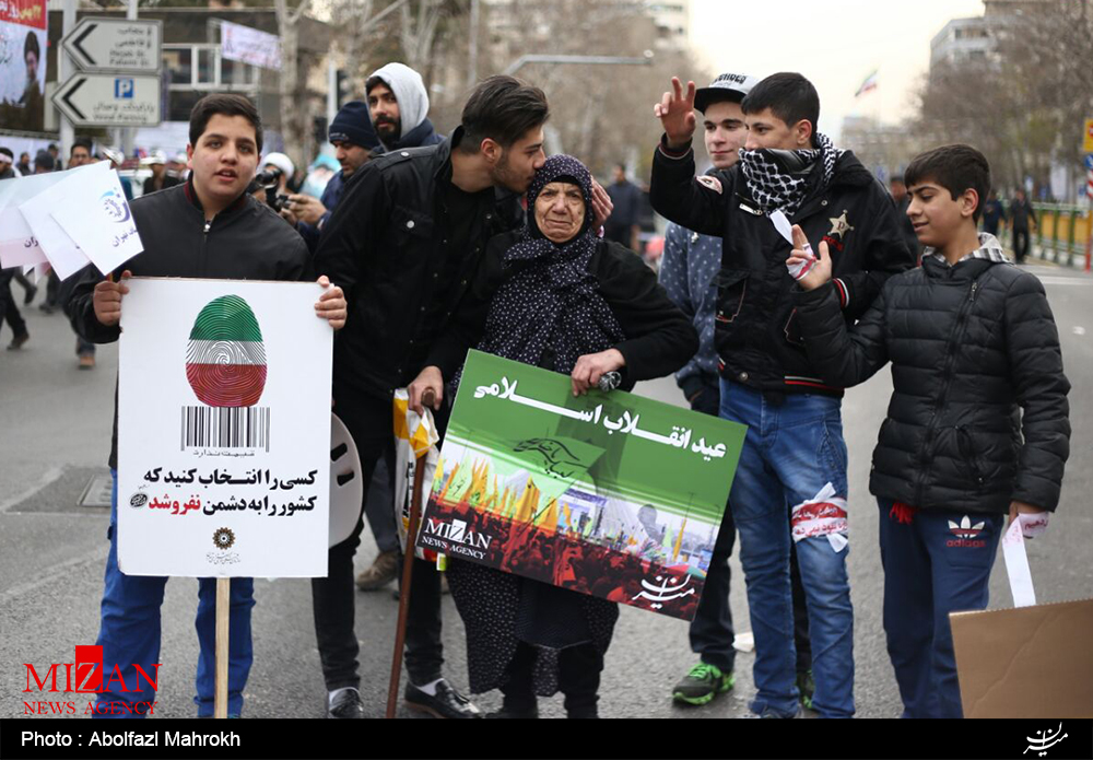 حضور رئیس دستگاه قضا و رئیس جمهور در جمع راهپیمایان تهرانی/ فرمانده نیروی قدس سپاه در میان ارتش میلیونی ایرانی+تصاویر/ قرائت قطعنامه راهپیمایی سراسری یوم الله 22 بهمن ماه