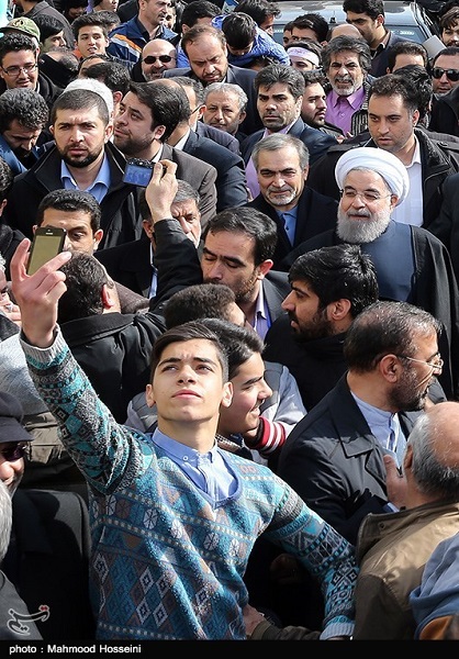 سلفی با روحانی در راهپیمایی 22 بهمن