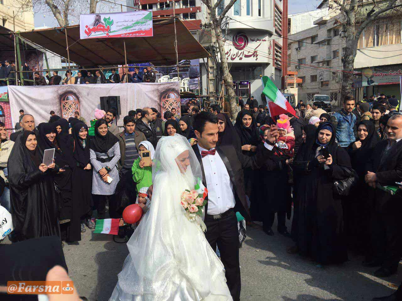عروس و داماد در راهپیمایی 22 بهمن +عکس عروس و داماد در راهپیمایی 22 بهمن +عکس