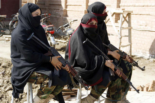 از گارد امنیتی زنانه دانشگاه باچا خان تا تلاش یک فیل مادر برای بیرون کشیدن نوزادش +تصاویر