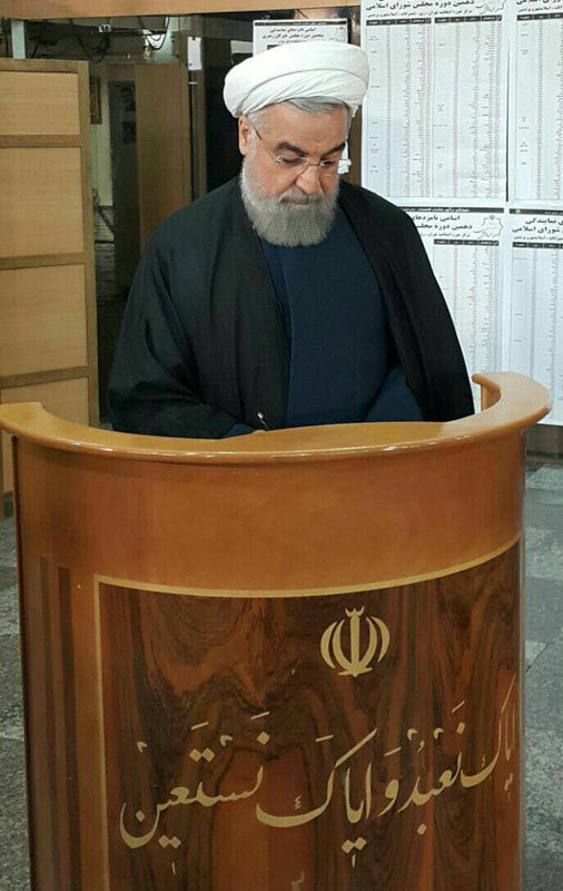 روحانی در حال پر کردن برگه رای +عکس