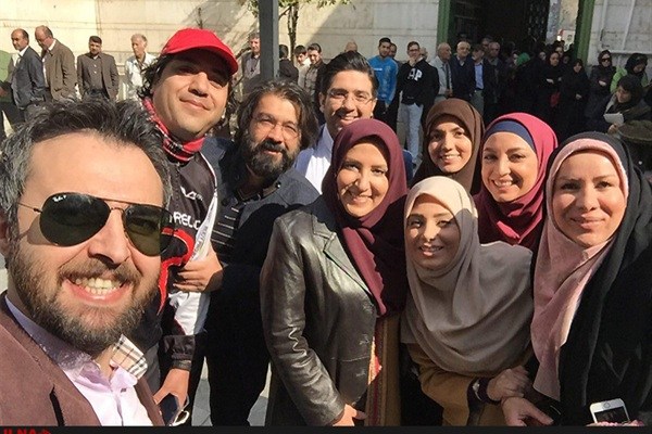 مانی رهنما با دوچرخه خودش را به شعبه اخذ رای رساند +تصویر مانی رهنما با دوچرخه خودش را به شعبه اخذ رای رساند +تصویر