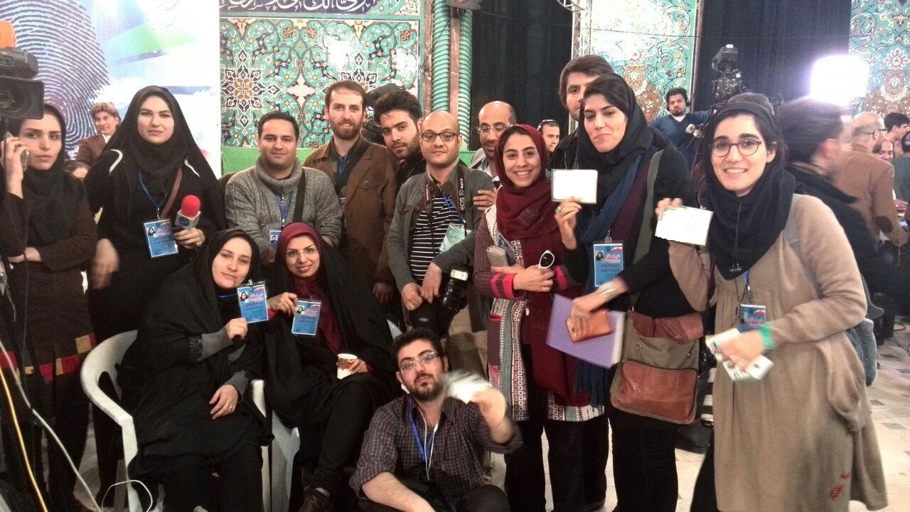 از حضور دقیقه نودی ها در پای صندوق های رای تا گرفتن عکس یادگاری توسط خبرنگاران + عکس