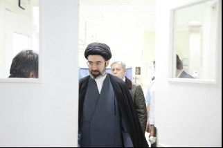 عیادت فرزند رهبر انقلاب از آیت‌الله واعظ‌طبسی+عکس