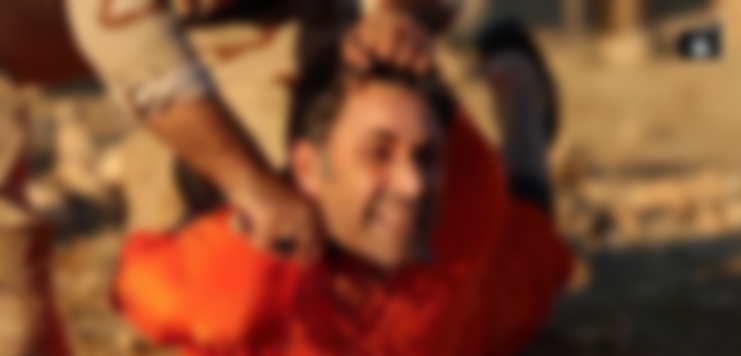 بریدن سر یکی از اعضای پ ک ک توسط داعش +تصاویر(+18)