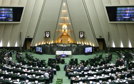 رئیس سازمان استاندارد موظف به توقیف توزیع مواد زیان آور در مراکز فروش کالا شد