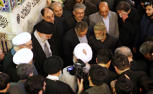 پیرمردی که محل دفن آیت الله طبسی را آماده کرد + عکس پیرمردی که محل دفن آیت الله طبسی را آماده کرد + عکس
