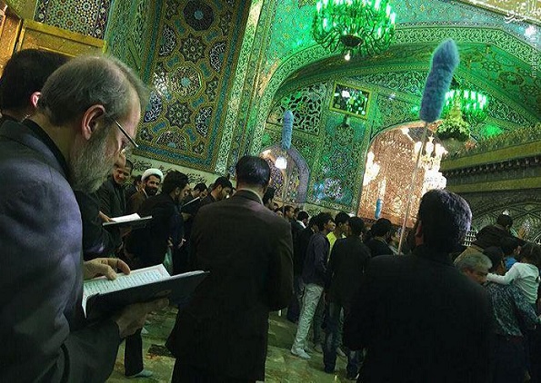 مناجات لاریجانی در کنار ضریح امام رضا(ع) + عکس