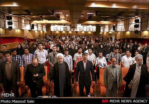ماجرای مدل عجیب نشستن برادر رئیس جمهور+تصاویر ماجرای مدل عجیب نشستن برادر رئیس جمهور+تصاویر