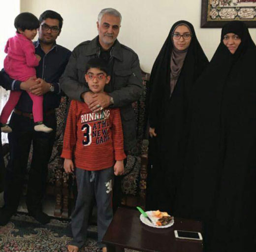 حضور سردار سلیمانی در منزل شهید مدافع حرم + عکس حضور سردار سلیمانی در منزل شهید مدافع حرم + عکس
