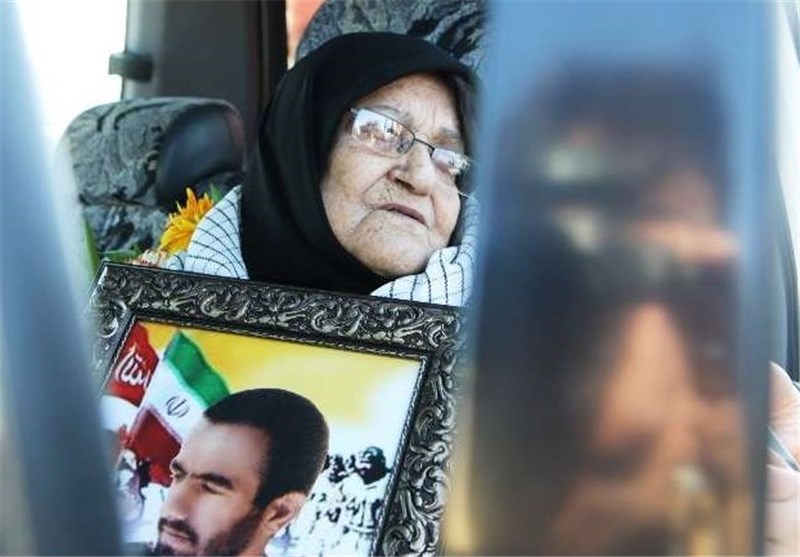 چشم مادر شهید پس از ۳۲سال چشم‌انتظاری فرزندش روشن شد +تصاویر
