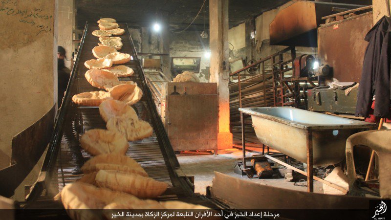 داعش مشغول توزیع مواد غذایی بین محرومان +تصاویر داعش مشغول توزیع مواد غذایی بین محرومان +تصاویر