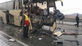 سال 95 با سوانح اتوبوس ها آغاز شد/ خطر از بیخ گوش مسافران گذشت