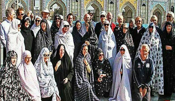 زنان آلمانی با «چادر» در حرم امام رضا(ع) +عکس زنان آلمانی با «چادر» در حرم امام رضا(ع) +عکس