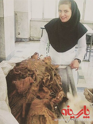 عکس یادگاری دانشجویان پزشکی با جسد در سالن تشریح! عکس یادگاری دانشجویان پزشکی با جسد در سالن تشریح!