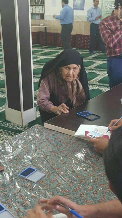 پیرزن متولد 1299 پای صندوق رأی +عکس پیرزن متولد 1299 پای صندوق رأی +عکس