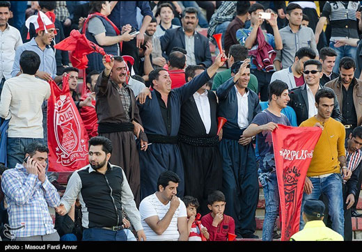 رقص کردی تماشاگران پرسپولیسی + عکس