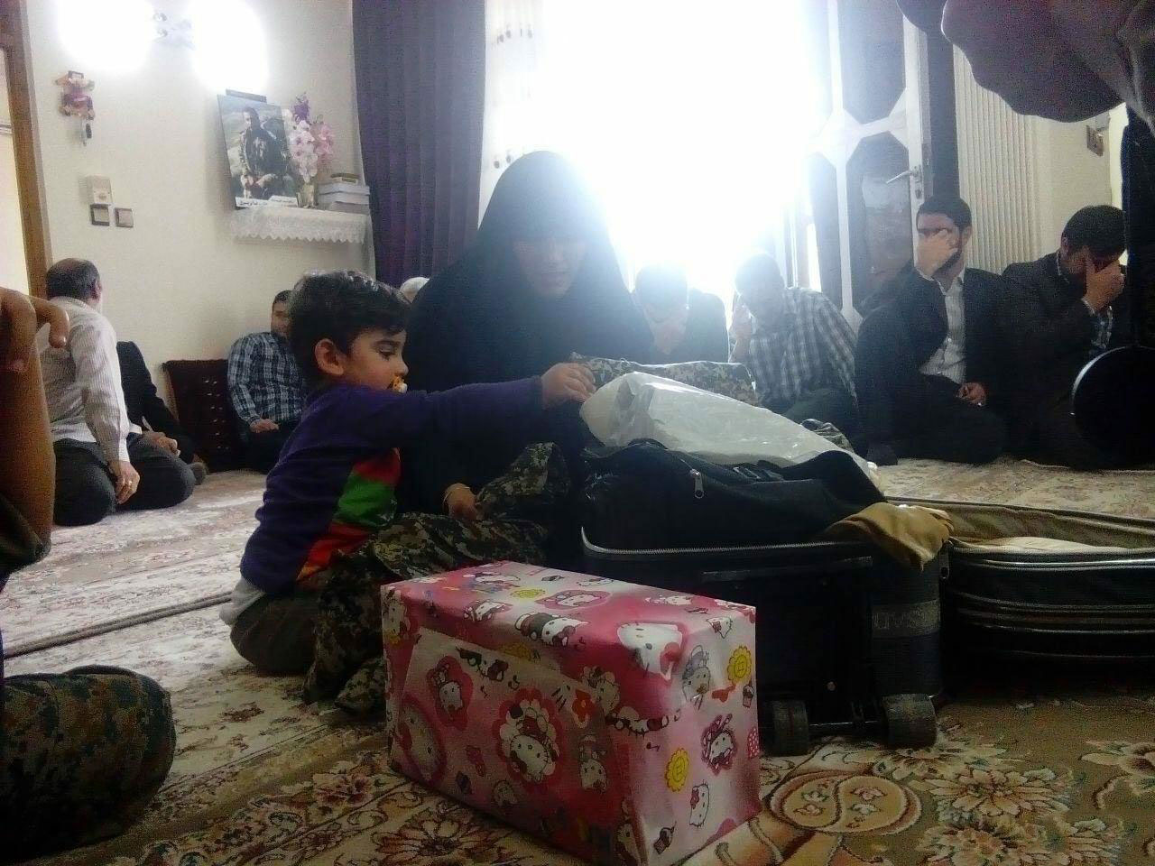 مراسم تحویل چمدان یک شهید مدافع حرم به خانواده +عکس مراسم تحویل چمدان یک شهید مدافع حرم به خانواده +عکس