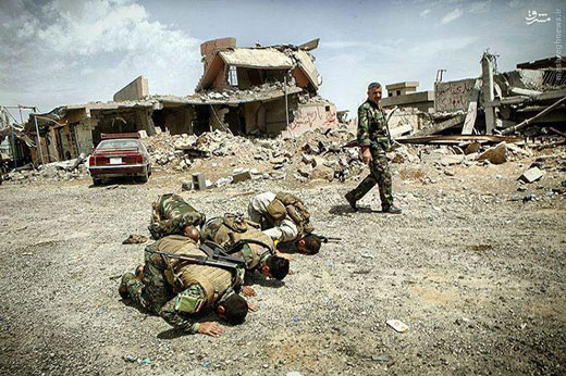 سجده شکر مدافعان حرم پس آزادی یک روستا + عکس سجده شکر مدافعان حرم پس آزادی یک روستا + عکس
