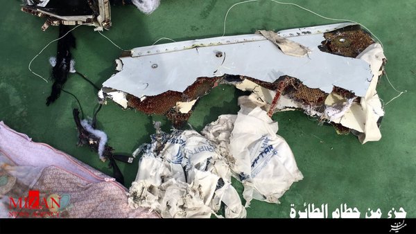 اولین تصاویر از لاشه هواپیمای ناپدید شده مصری منتشر شد اولین تصاویر از لاشه هواپیمای ناپدید شده مصری منتشر شد