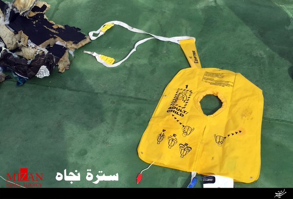 اولین تصاویر از لاشه هواپیمای ناپدید شده مصری منتشر شد اولین تصاویر از لاشه هواپیمای ناپدید شده مصری منتشر شد