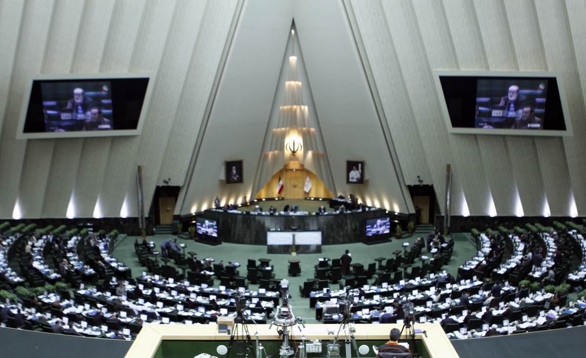 لاریجانی: چشم خود را ماساژ دادم نخندیدم/ خانم الماسی به شیطنت ها توجه نکند/ تذکر موبایلی یک نماینده در صحن علنی