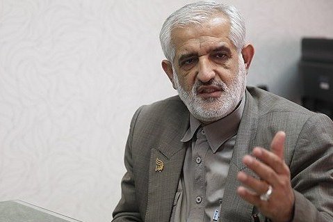 شورای عالی امنیت ملی باید نسبت به فعالیتهای محکومین فتنه 88 وارد عمل شود/ گرفتن عکس یادگاری با فتنه گران دهن کجی به نظام است