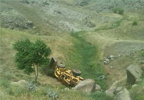 سقوط لودر به دره و نجات معجزه‌آسای راننده +عکس