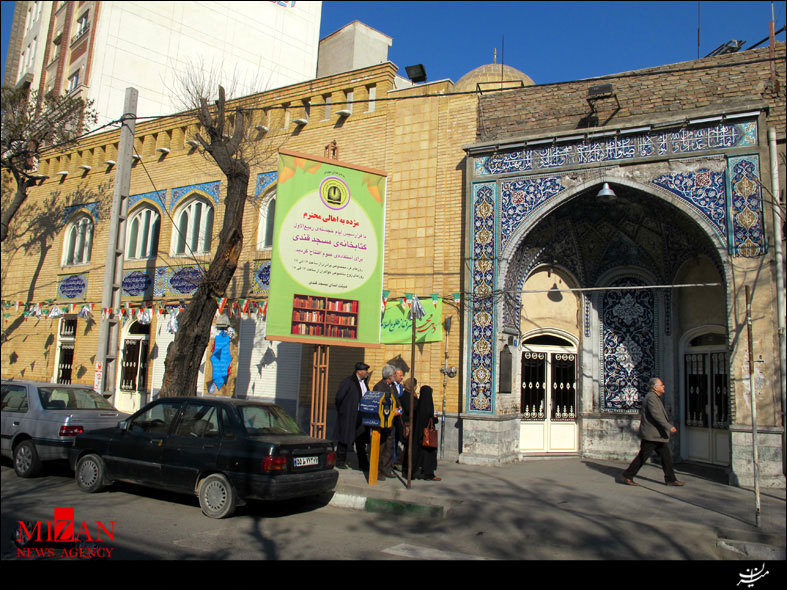 يكي از بخش‌هاي زيباي اين مسجد شبستان آن است. سر ستون سنگي آن درست قرينه سر ستون مسجد فخريه است. داشتن فضاي دلنشين از ديگر زيبايي‌هاي اين مسجد است.»
