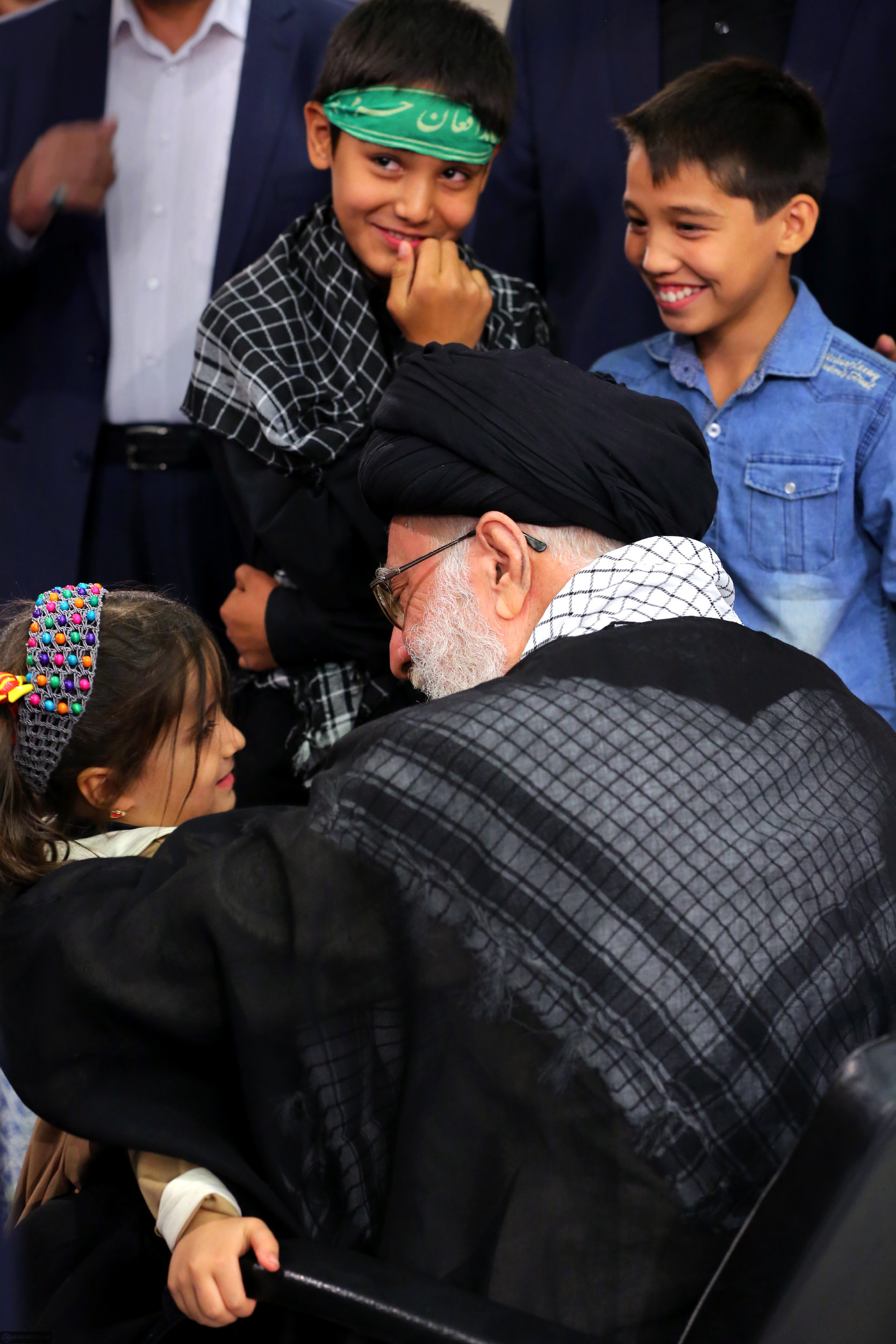 ماجرای گفتگوی جذاب دختر ۴ ساله شهید مدافع حرم با رهبر انقلاب +تصاویر ماجرای گفتگوی جذاب دختر ۴ ساله شهید مدافع حرم با رهبر انقلاب +تصاویر