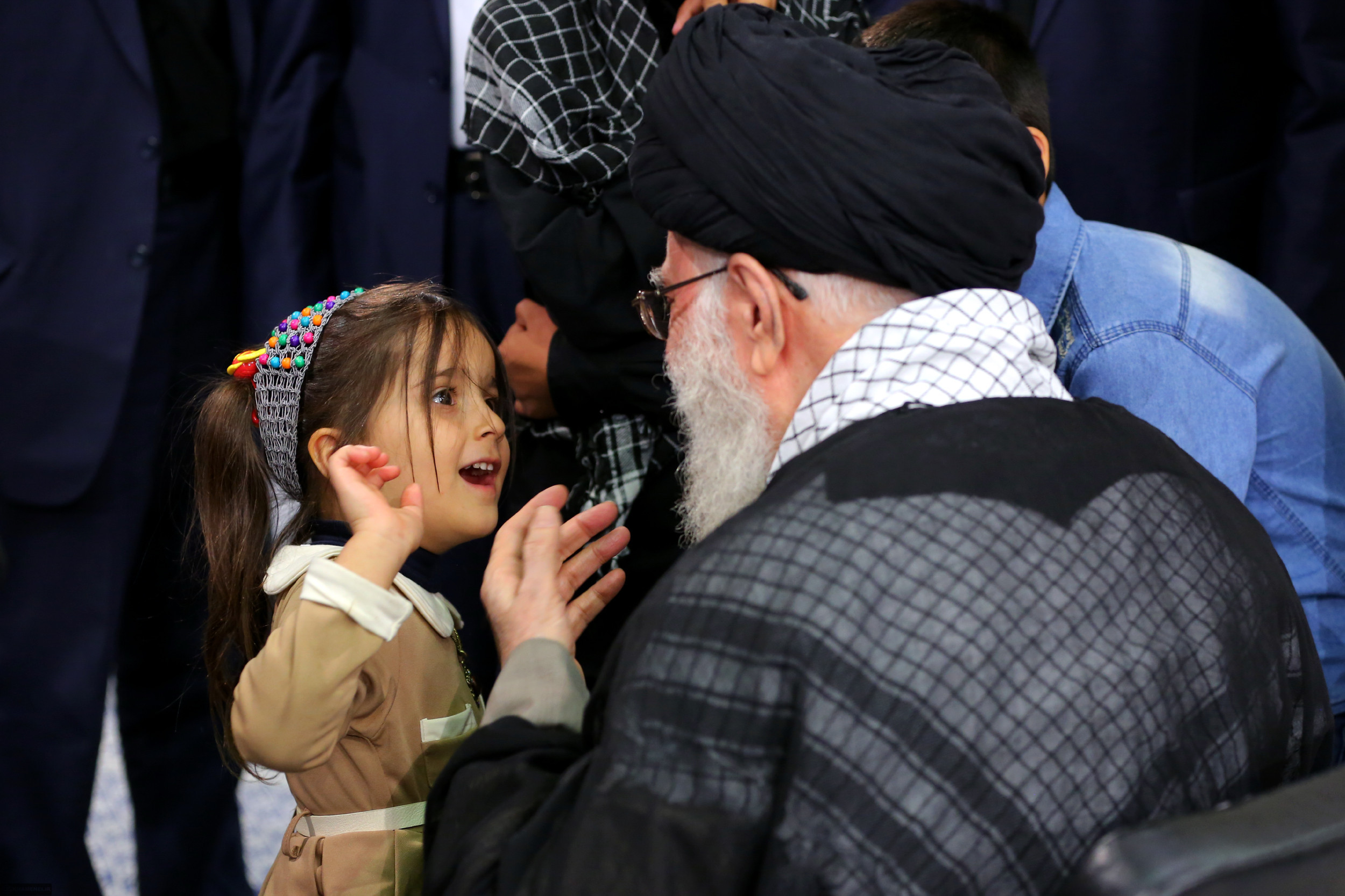 ماجرای گفتگوی جذاب دختر ۴ ساله شهید مدافع حرم با رهبر انقلاب +تصاویر ماجرای گفتگوی جذاب دختر ۴ ساله شهید مدافع حرم با رهبر انقلاب +تصاویر