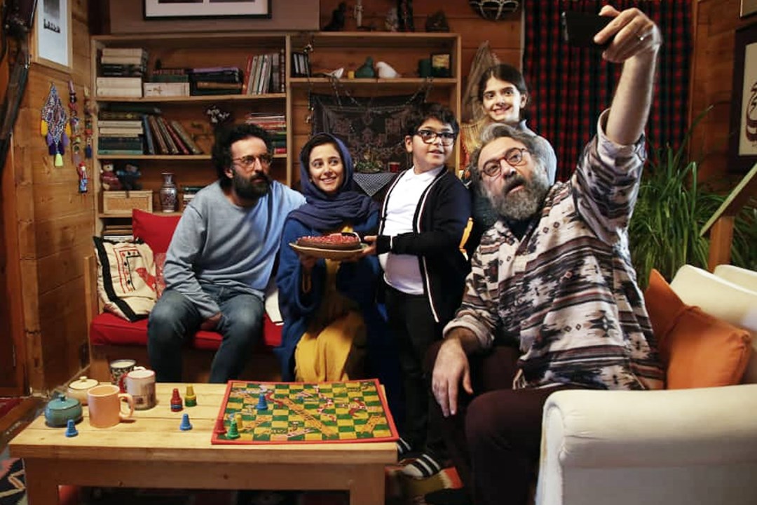 پوستر «رُمانتیسمِ عماد و طوبا» رونمایی شد/ تقدیم پوستر فیلم به علی انصاریان