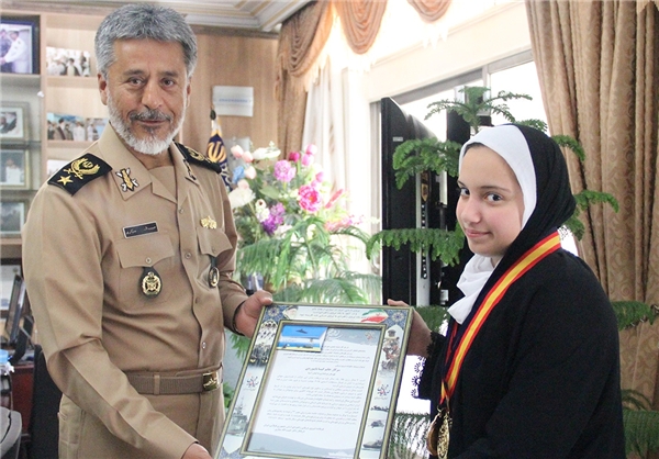 تقدیر دریادار سیاری از دختر مدال آور تیراندازی با کمان تقدیر دریادار سیاری از دختر مدال آور تیراندازی با کمان