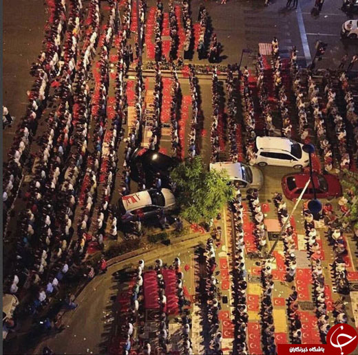 نماز صبح بعد از کودتا در خیابانهای استانبول برگزار شد + عکس نماز صبح بعد از کودتا در خیابانهای استانبول برگزار شد + عکس