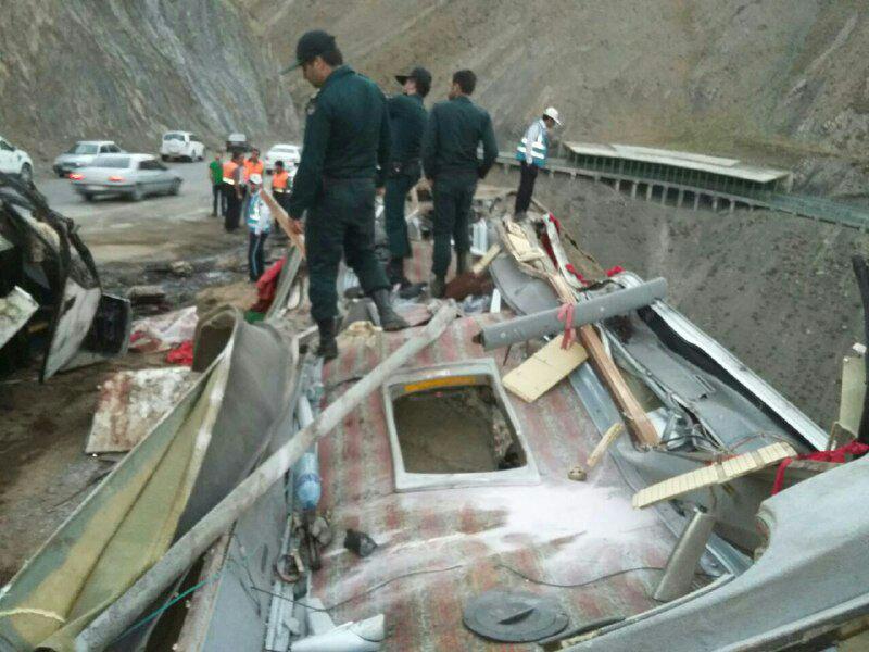 16 کشته در حادثه واژگونی اتوبوس در جاده چالوس+ عکس 16 کشته در حادثه واژگونی اتوبوس در جاده چالوس+ عکس
