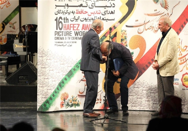 بوسه داریوش ارجمند بر دست علی نصیریان +عکس
