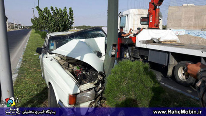 تصادف شدید پیکان با تیر برق + تصاویر تصادف شدید پیکان با تیر برق + تصاویر