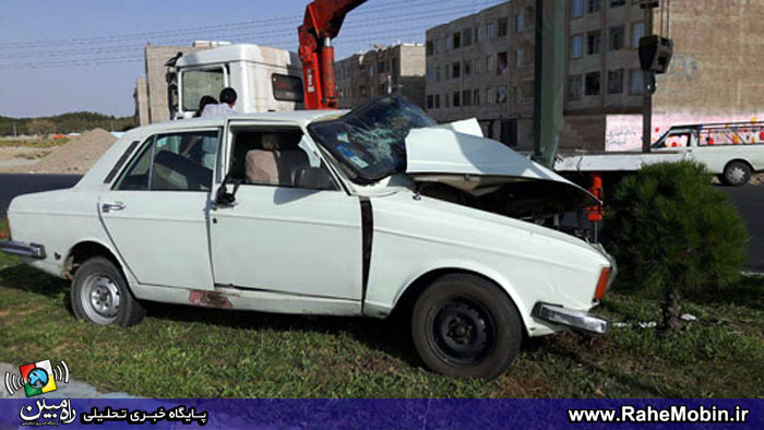 تصادف شدید پیکان با تیر برق + تصاویر تصادف شدید پیکان با تیر برق + تصاویر