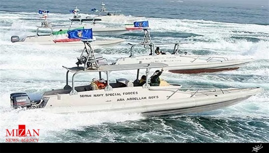 نزدیک‌شدن ۴ قایق تندروی سپاه به ناو آمریکایی در تنگه هرمز + فیلم