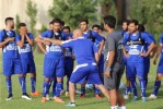 عکس یادگاری رحمتی با کادرپزشکی استقلال/ غیبت کریمی در تمرین عکس یادگاری رحمتی با کادرپزشکی استقلال/ غیبت کریمی در تمرین