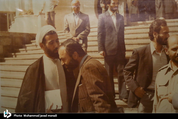 میرحسین و دوستانش، برایم زن آمریکایی گرفتند/ منتظری خودش هم می گفت اینکاره نیست/ بین مدیران شیشلیکی با رییس جمهوری که خودش نان می خرید 180 درجه فاصله است میرحسین و دوستانش، برایم زن آمریکایی گرفتند/ منتظری خودش هم می گفت اینکاره نیست/ بین مدیران شیشلیکی با رییس جمهوری که خودش نان می خرید 180 درجه فاصله است