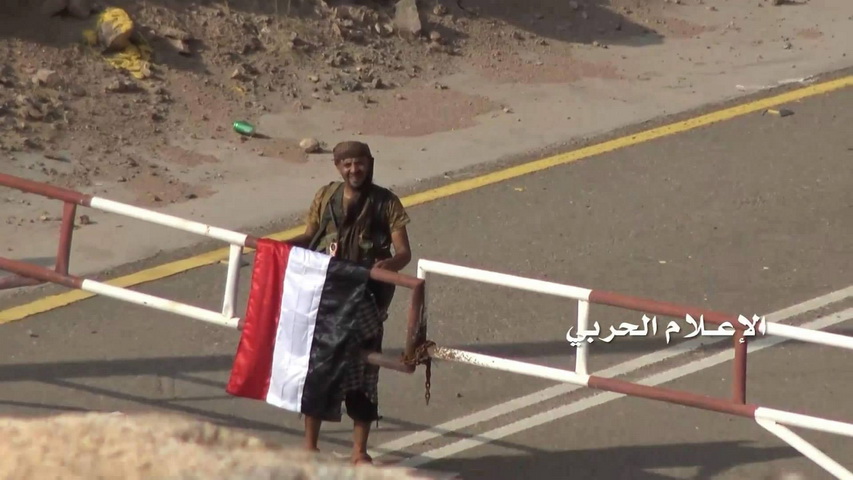 برافراشتن پرچم یمن بر فراز کوه‌های «نجران» عربستان+عکس