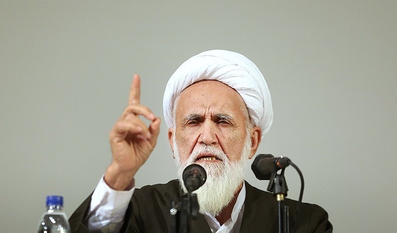 مداحان باید مردم را نسبت به تهاجمات فرهنگی دشمن آگاه کنند