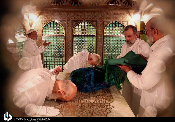 غبارروبی ضریح مطهر حضرت علی بن موسی الرضا(ع)+عکس