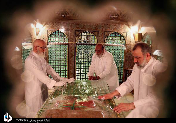 غبارروبی ضریح مطهر حضرت علی بن موسی الرضا(ع)+عکس