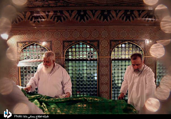 غبارروبی ضریح مطهر حضرت علی بن موسی الرضا(ع)+عکس