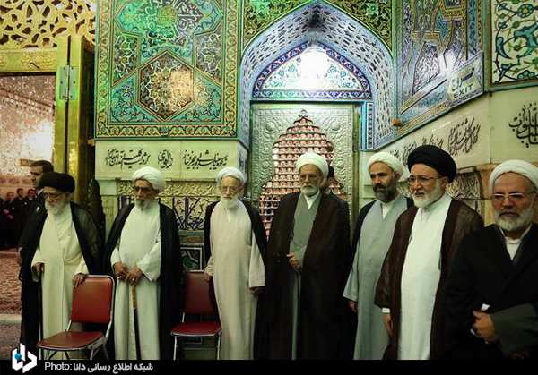 غبارروبی ضریح مطهر حضرت علی بن موسی الرضا(ع)+عکس
